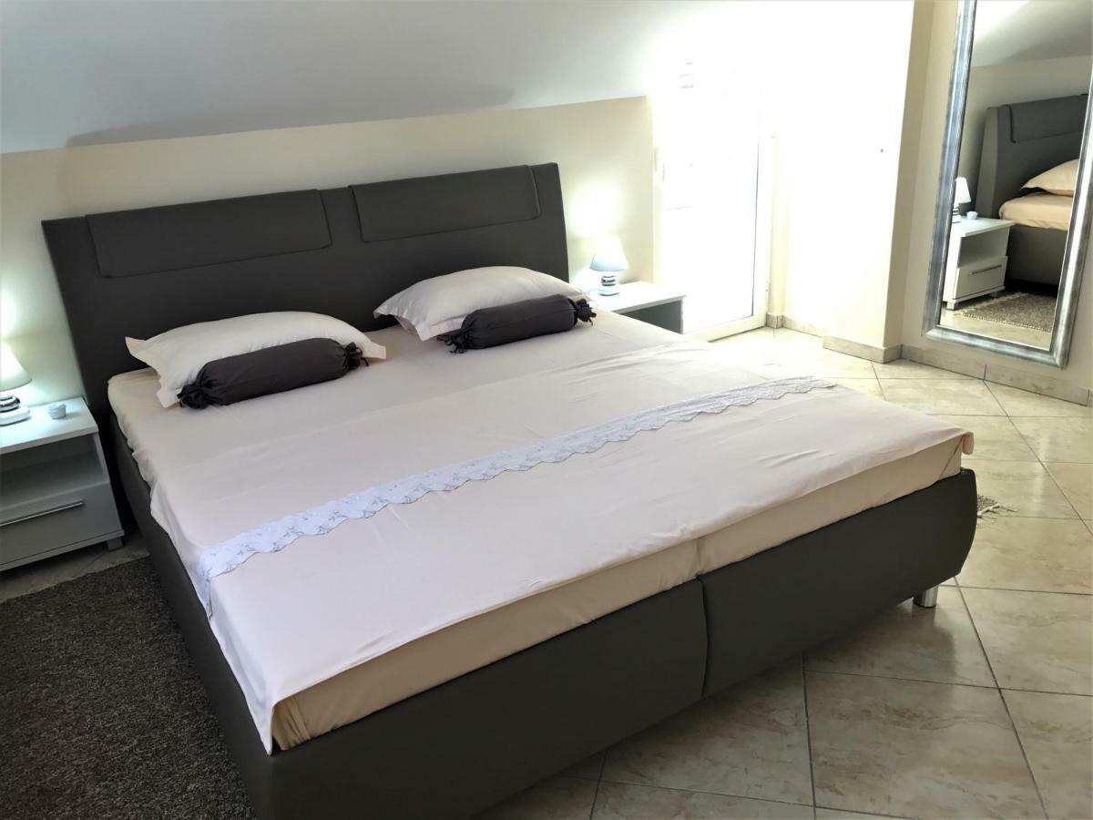 Apartmani Fortuna Lumbarda Eksteriør billede